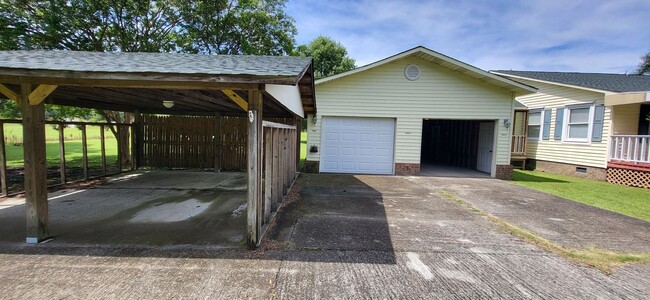 Building Photo - 3-Bedroom, 2-Bath House