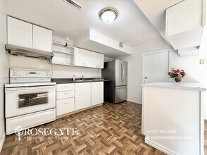 Building Photo - 2370 Strathmore Crescent