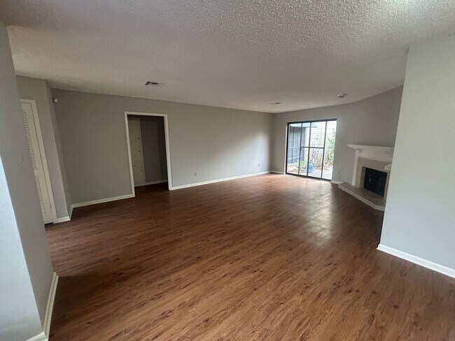 Foto del edificio - Updated Spacious Townhome