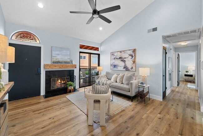 Building Photo - Charming 2 Bedroom 2 Bath In Beautiful Hil...