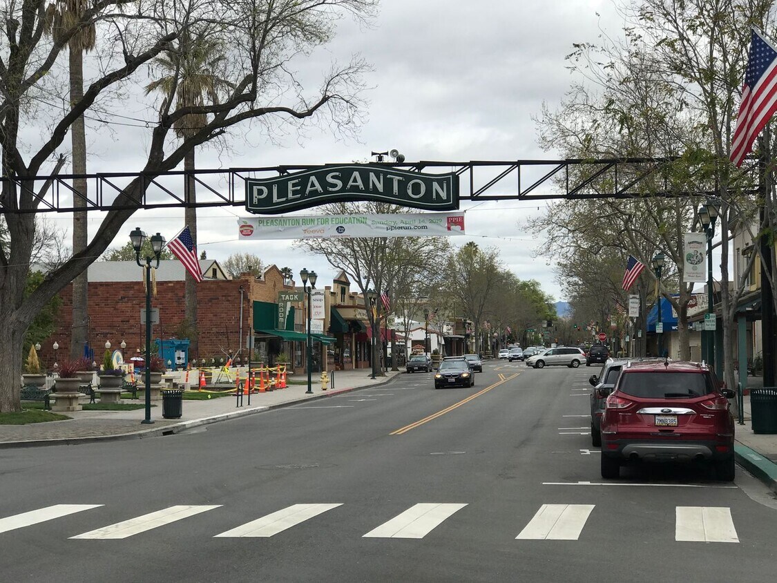 Primary Photo - Downtown Pleasanton Charmer 3 BR 1 BA