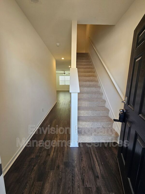 Building Photo - 611 Dairy Dr