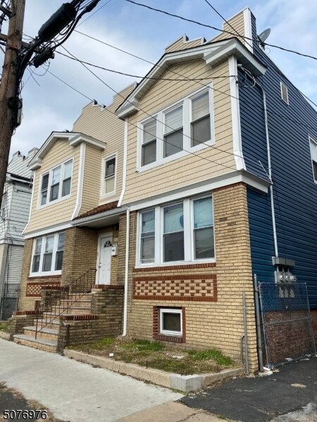 Primary Photo - 680 18th Ave