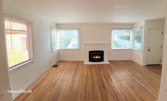 Building Photo - 2413 2nd Ave W