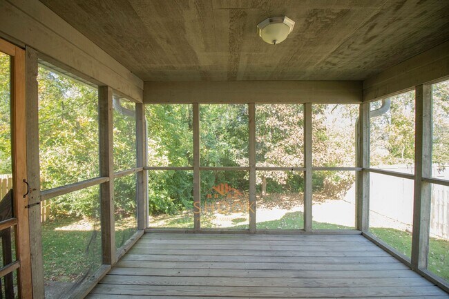 Foto del edificio - LARGE TOWNHOME CLOSE TO CAMPUS - LOTS OF SPACE!