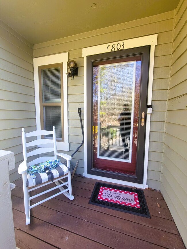 Building Photo - Well maintained townhouse in heart of Bon Air