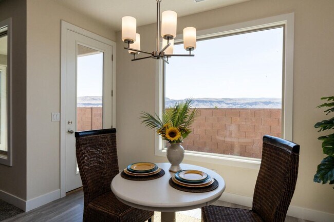 Building Photo - Painted Sands  3 Bedroom, 2 Bathroom Furni...