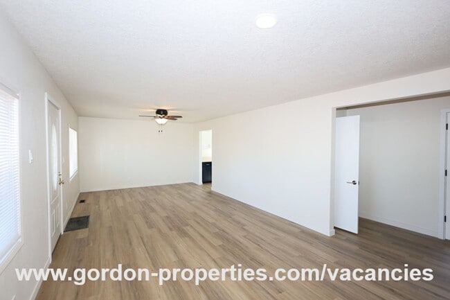 Foto del edificio - Saint Helens OR - upstairs flat 2 bedroom unit in duplex