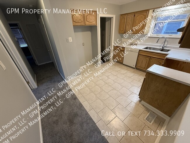Building Photo - 15792 Belmont Ave