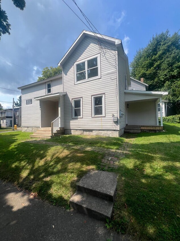 Primary Photo - 704 W 4TH