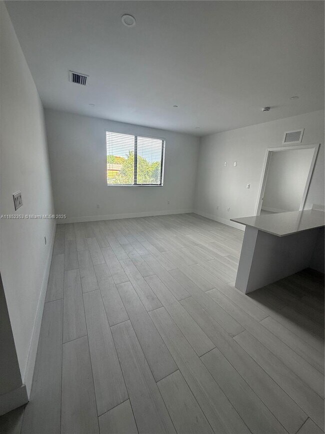 Foto del edificio - 1091 E 17th St