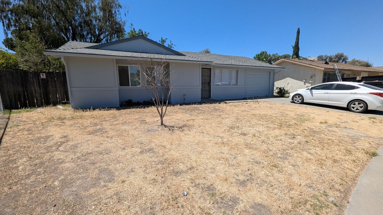 Foto principal - Updated 3 Bedroom 2 Bath Home