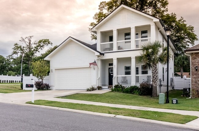 Building Photo - 5/3 Two Story Home with Water-view in Nice...