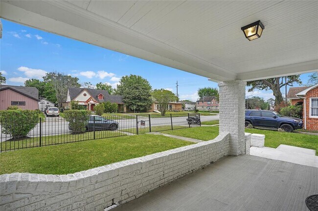 Building Photo - 2508 Wheeler Ave