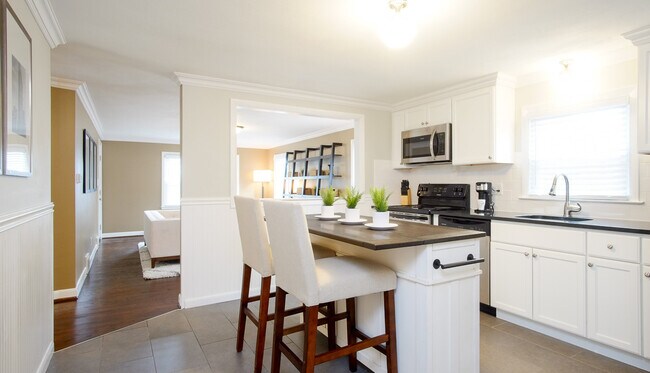 Foto del edificio - 387 Quaker Ln S