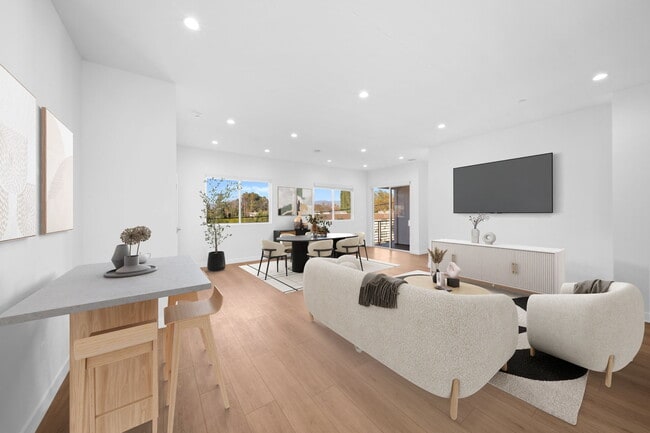 Virtually Staged - 13846 Moorpark St