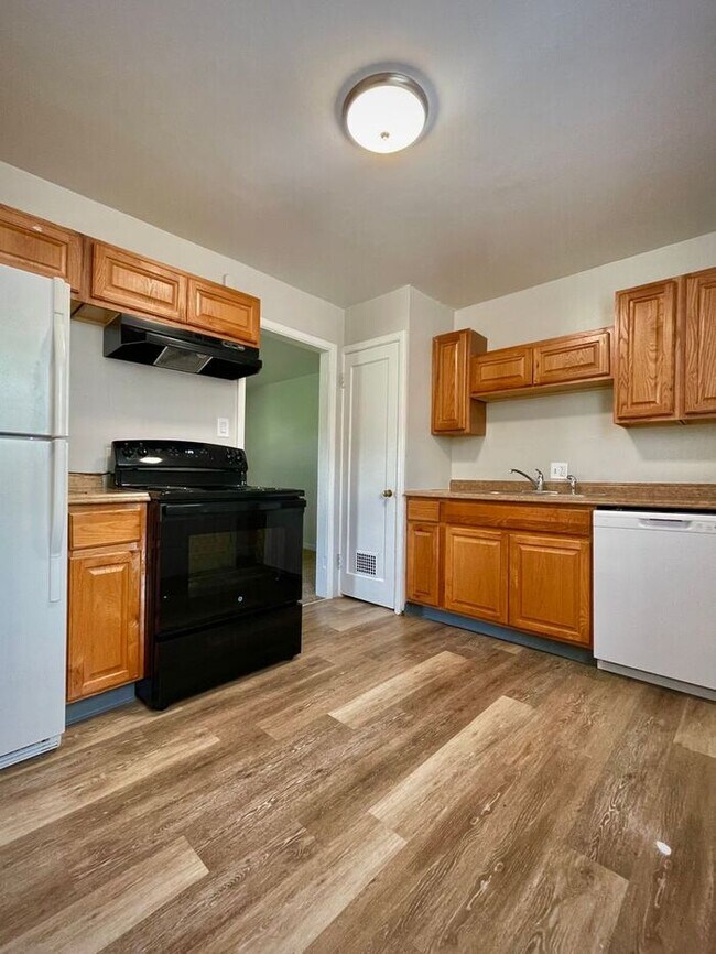 Foto del edificio - 2-Bedroom Apartment -Great Location! $300 ...