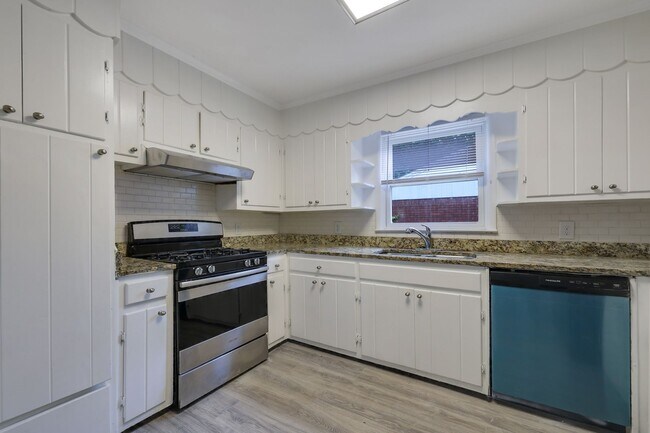 Foto del edificio - "Stunning 5-Bed, 3-Bath Haven with Sunroom...