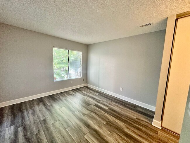 Building Photo - Embrace Luxury and Style in this Stunning ...