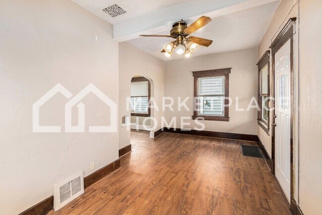 Building Photo - 428 S Clemens Ave