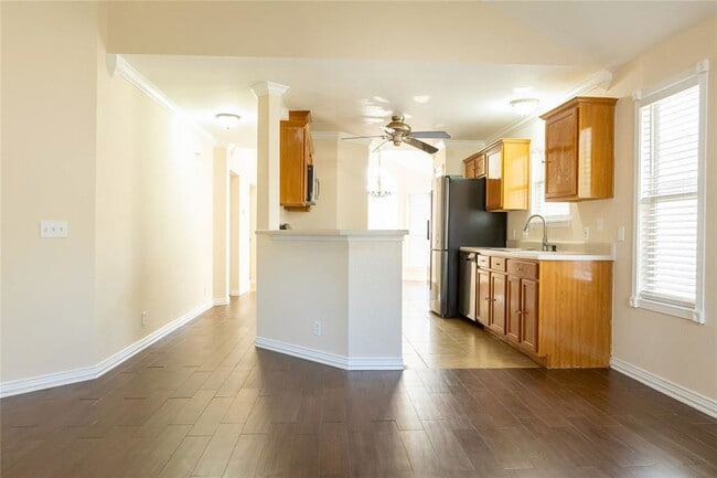 Building Photo - 13921 Greinert Dr