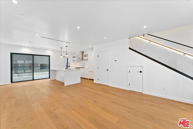 Building Photo - 1410 1/2 N Poinsettia Pl
