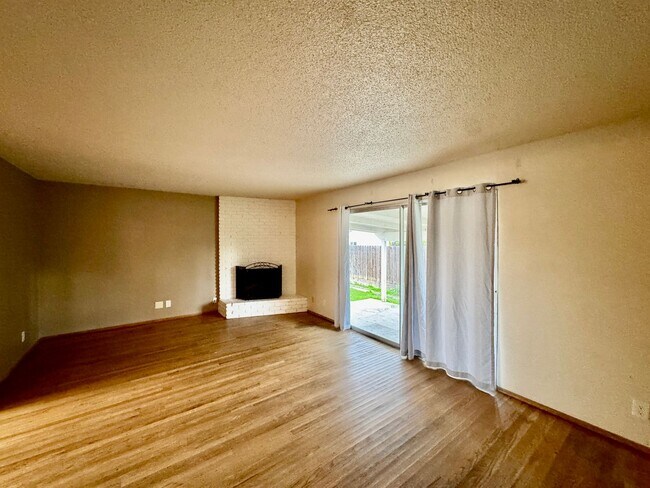 Foto del edificio - Southside Corner Lot 3 Bedroom, 2 Bath Home For Rent