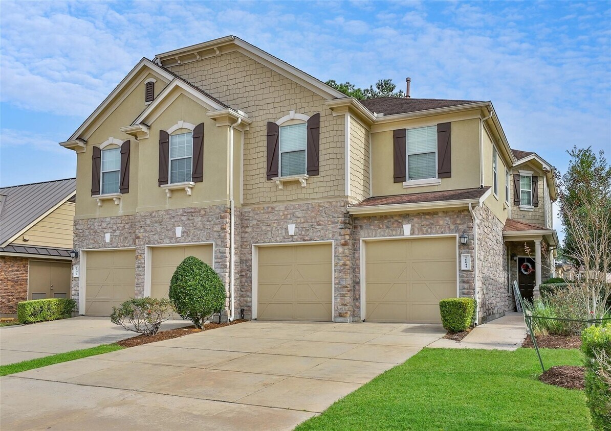 Foto principal - 16044 Sweetwater Fields Ln
