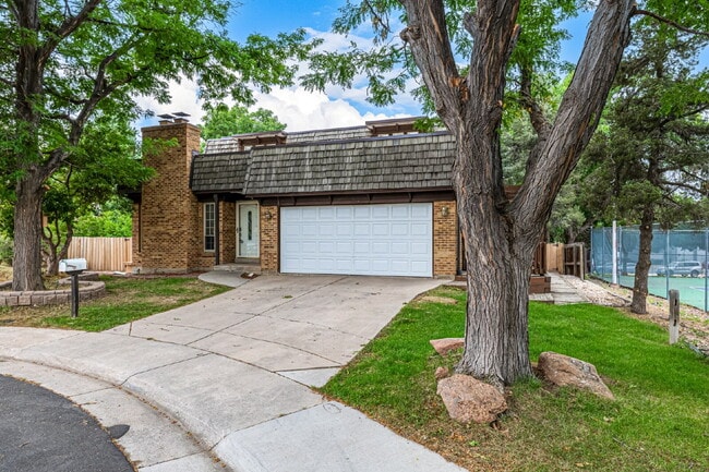 Foto del edificio - Two-Story home in  Cherry Creek Racquet Cl...