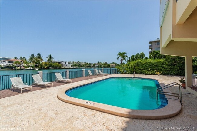 Building Photo - 9341 E Bay Harbor Dr