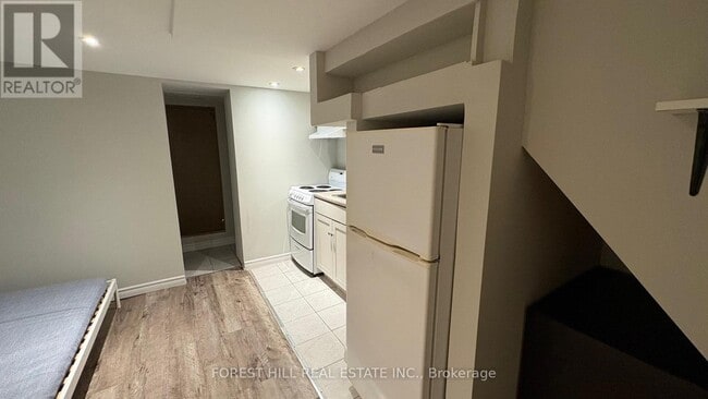 Building Photo - 8 Poplar Plains Crescent