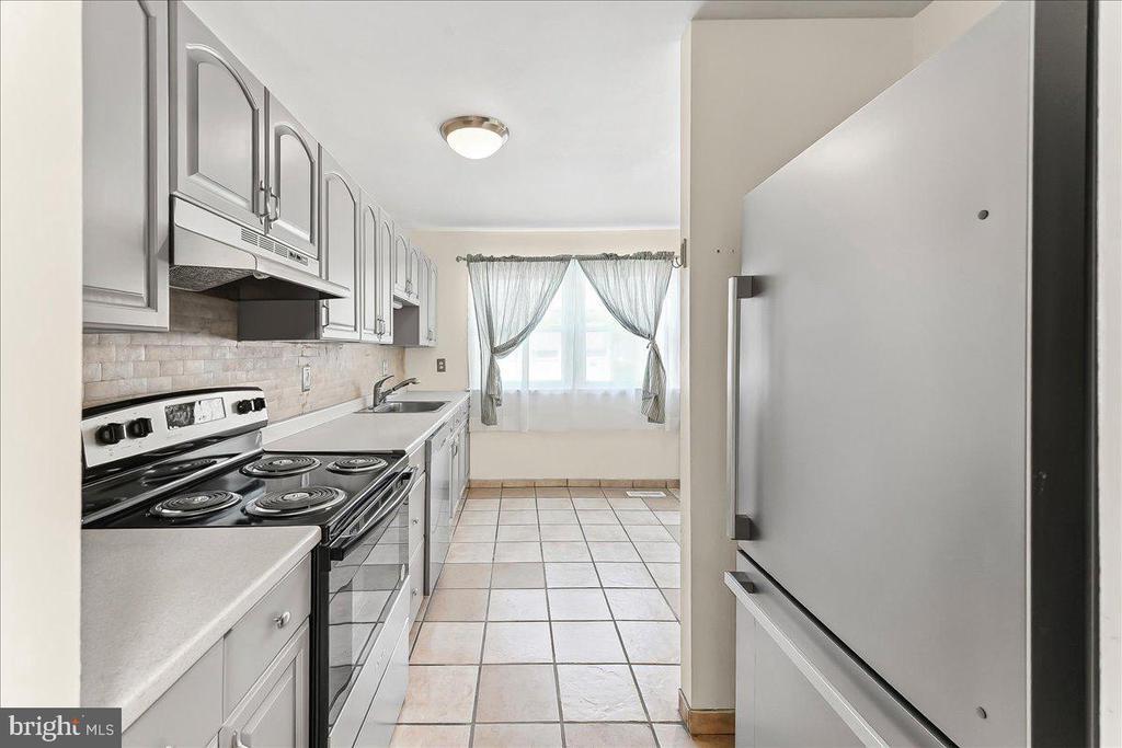 Primary Photo - 529 W Marshall St