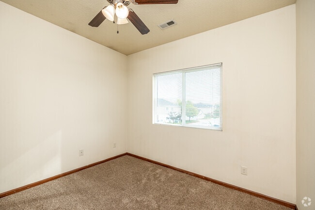 2BR, 2BA - 995 SF - Adam Ridge