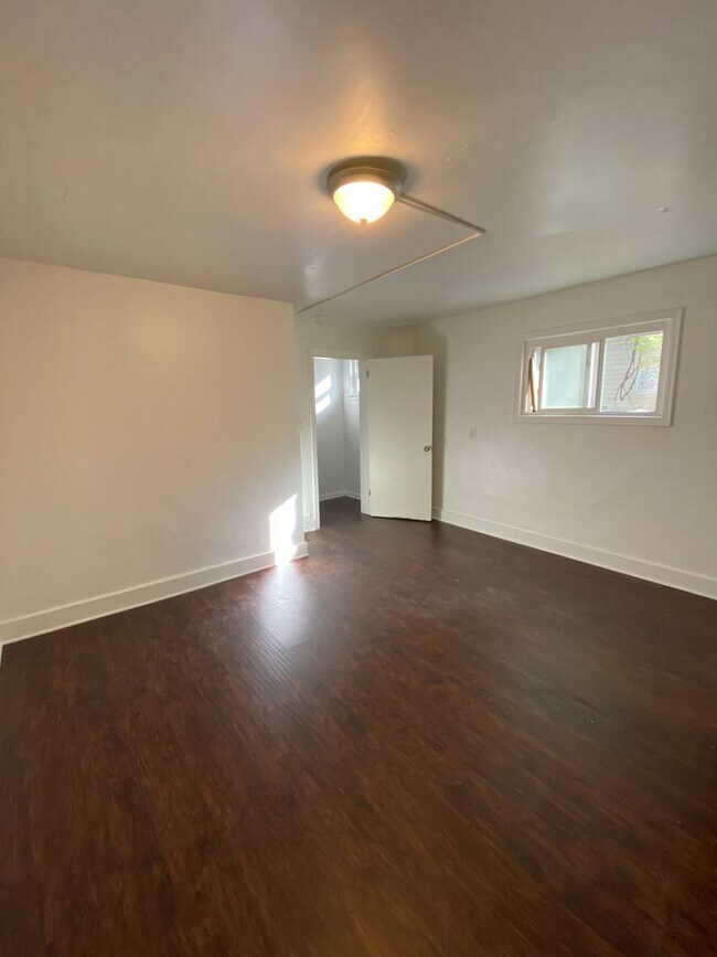 Foto del edificio - Available APRIL 2026 - Spacious 3 Bedroom Apartment in the Heart of Mt Oliver!