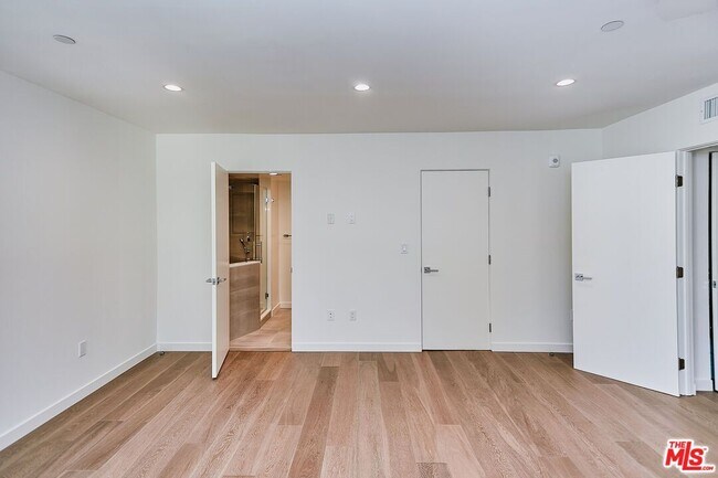 Foto del edificio - 328 N Maple Dr