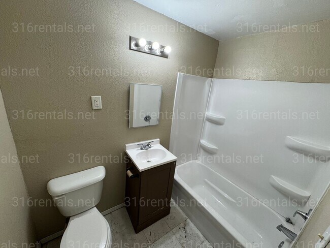 Foto del edificio - $1,195 - 4 bed 2 bath - Single Family Home **$500 MOVE IN SPECIAL**ACCEPTING HOUSING VOUCHERS