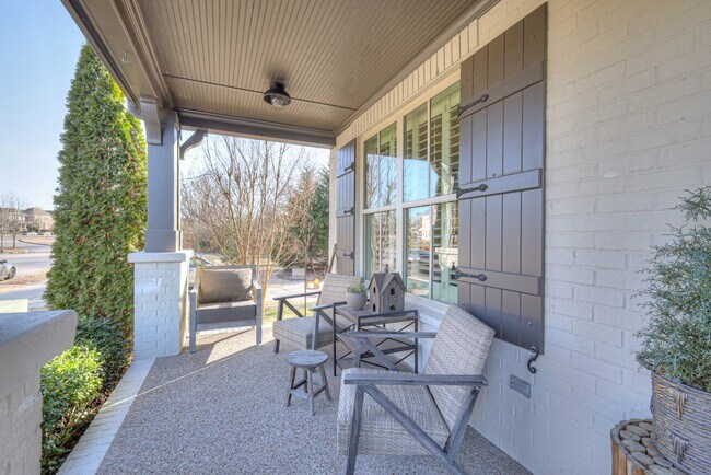 Building Photo - 4 Bedroom, 3.5 Bath Home w/ Fenced Backyar...