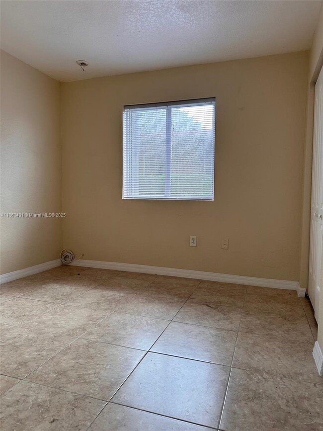 Building Photo - 3 bedroom in Miami FL 33142