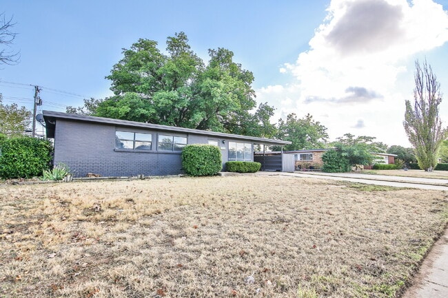 Building Photo - Charming 3 Bedroom, 1 bathroom in Central Lubbock