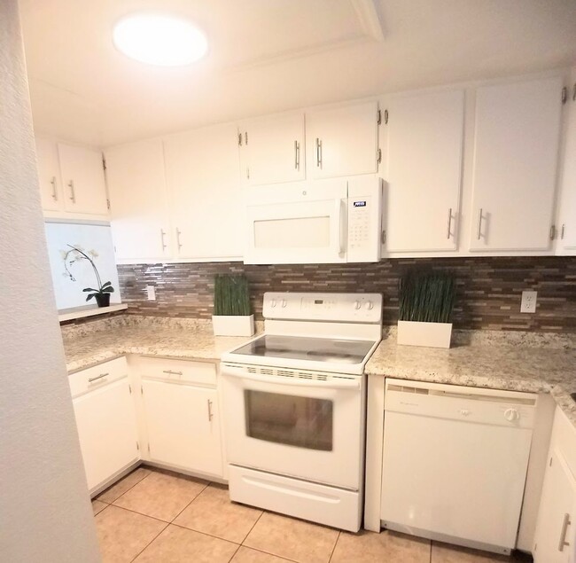 Building Photo - Beautiful 2/2 Towhhouse Feel Condo  x Rent...