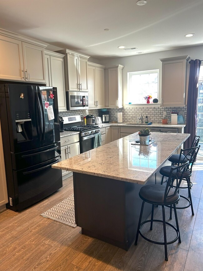 Building Photo - 16760 River View Cir