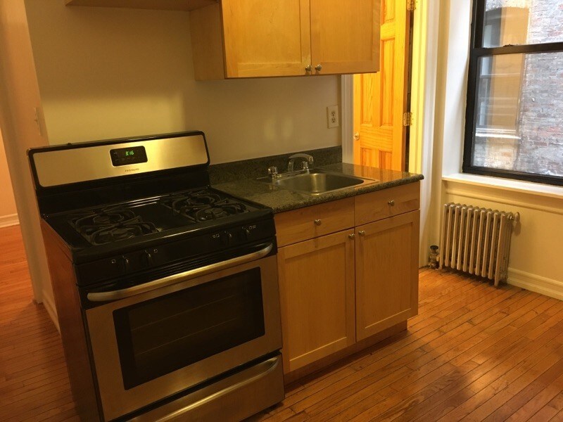 Primary Photo - 230 E 13th St