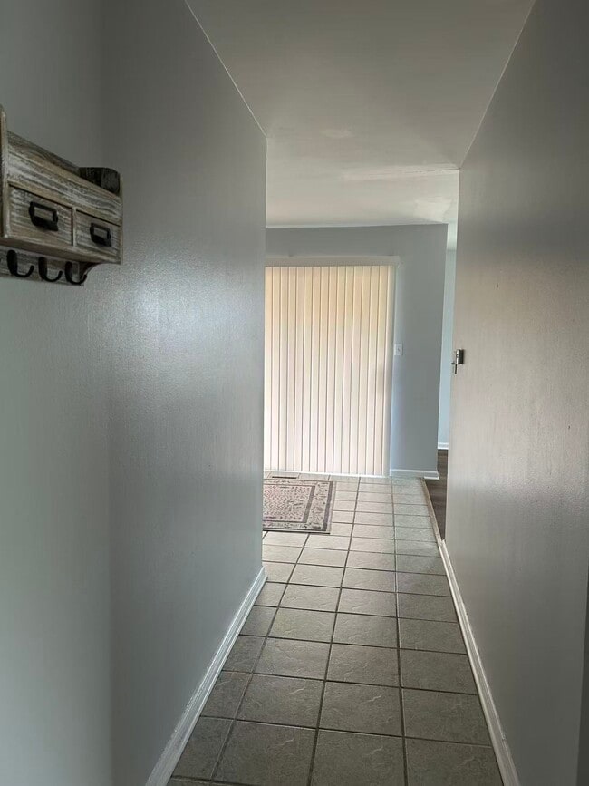 Building Photo - 991 Manor Ln