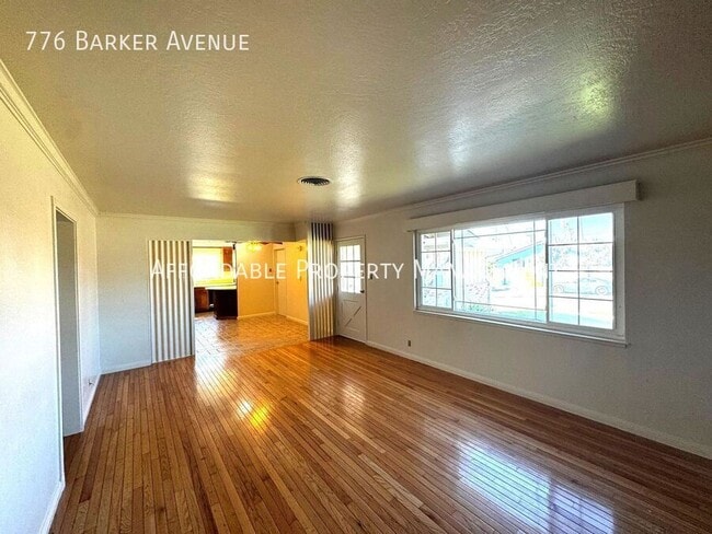 Foto del edificio - 776 Barker Ave