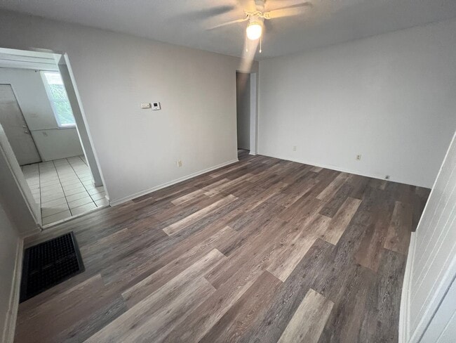 Building Photo - Carnegie - 1 Bedroom 1 Bathroom - Updated ...