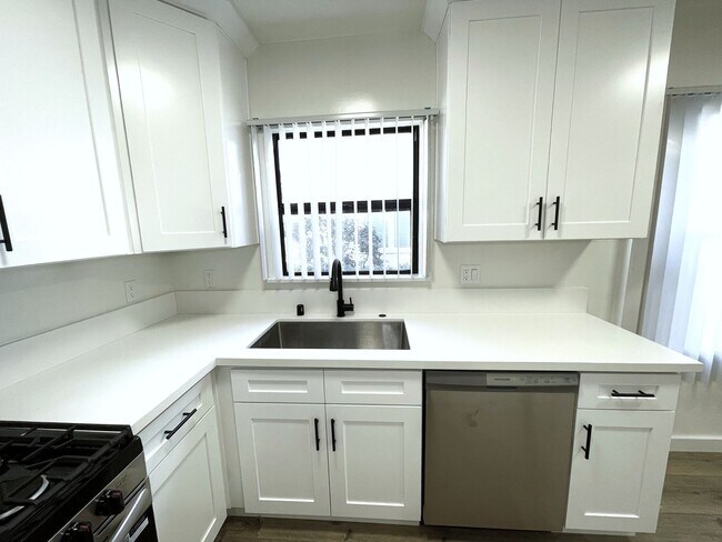 Building Photo - 4024-28 Lincoln