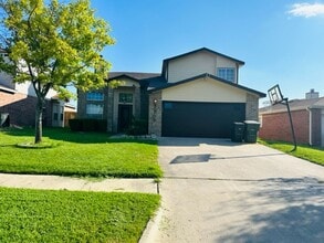 Building Photo - 2905 Lantana Dr