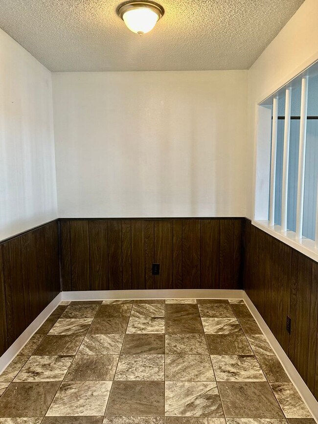 Building Photo - 2.2. miles to Sky Lakes Medical Center and Oregon Institute of Technology, 2bdrm 1 bath duplex