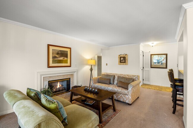 Building Photo - 245 Por La Mar Cir