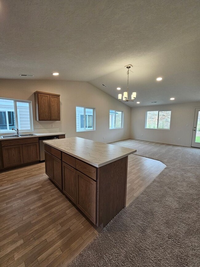 Building Photo - Open House Fri. 7/24 4pm-6pm